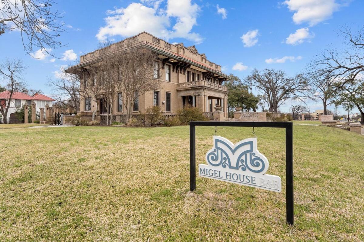 Historic Migel House In Downtown Waco Villa Bagian luar foto